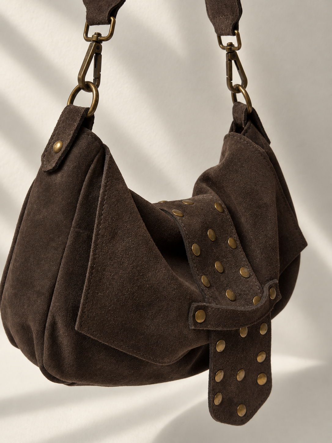 Borsa a Spalla Donna in Vera Pelle Scamosciata Made in Italy con Patta Borchiata e Tracolla Regolabile