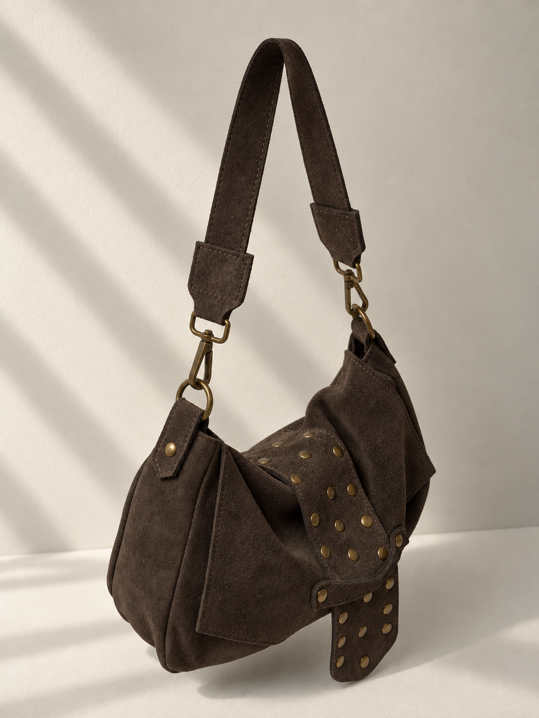 Borsa a Spalla Donna in Vera Pelle Scamosciata Made in Italy con Patta Borchiata e Tracolla Regolabile