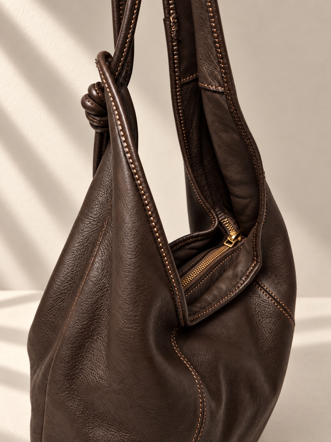 Borsa Grande in Pelle da Spalla con Dettagli con Lacci Annodati e Chiusura con Zip