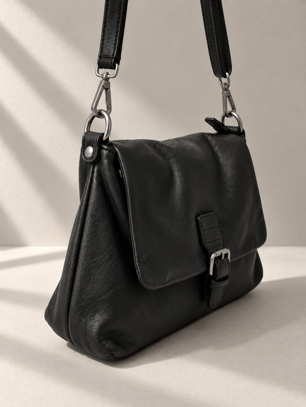 Borsa in Pelle di Dimensioni Medio-Piccole da Spalla con Patta con Fibbia e Tracolla Regolabile