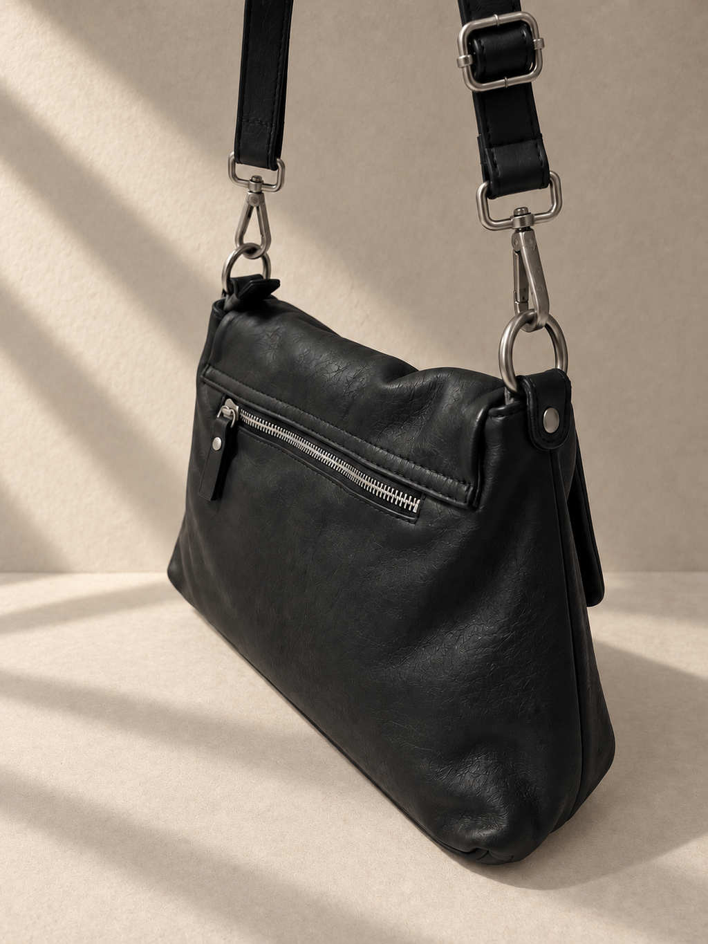 Borsa in Pelle di Dimensioni Medio-Piccole da Spalla con Patta con Fibbia e Tracolla Regolabile