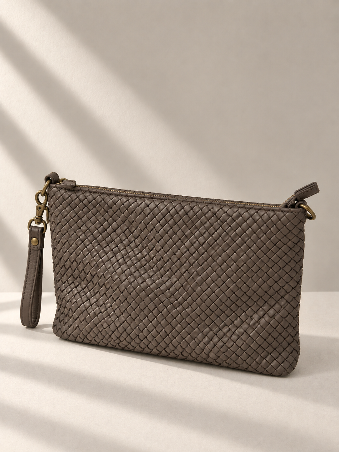 Pochette in Pelle Intrecciata a Mano Made in Italy con Polsino e Chiusura Superiore con Cerniera