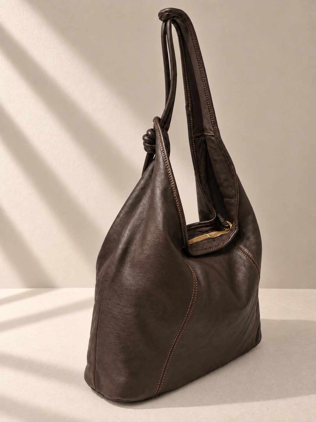 Borsa Grande in Pelle da Spalla con Dettagli con Lacci Annodati e Chiusura con Zip