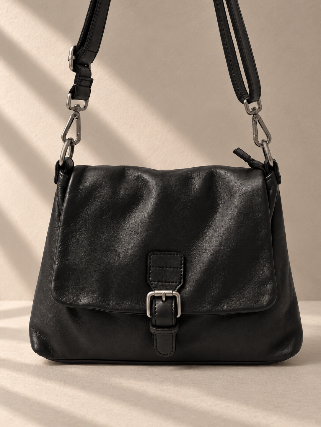 Borsa in Pelle di Dimensioni Medio-Piccole da Spalla con Patta con Fibbia e Tracolla Regolabile