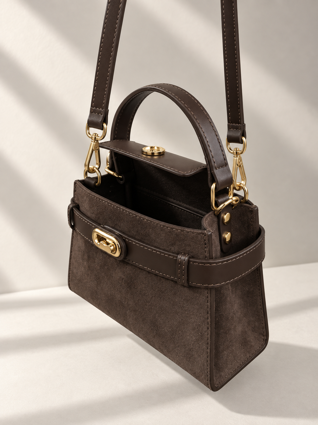 Borsa a Mano Donna in Pelle Marrone con Tracolla Regolabile, Chiusura Gold, Design Elegante e Strutturato
