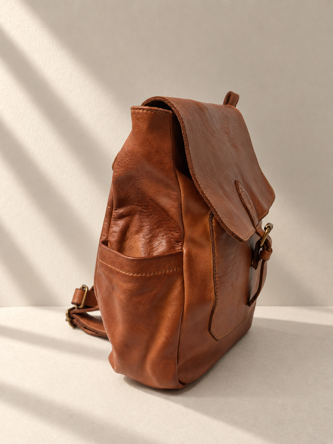 Zaino in Pelle Italiana con Patta e Chiusura con Fibbia, Tasche Laterali e Tasca Posteriore con Cerniera