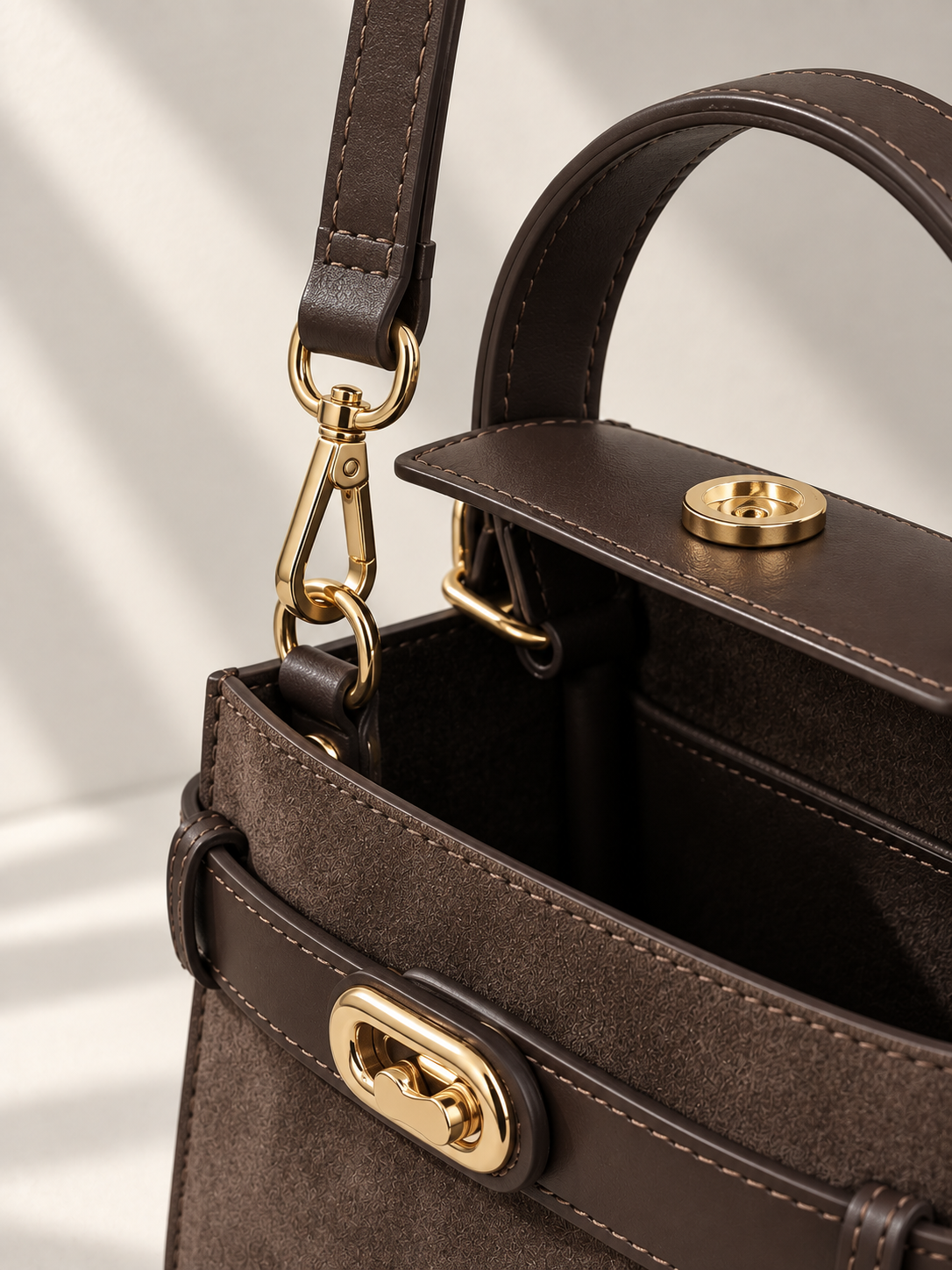 Borsa a Mano Donna in Pelle Marrone con Tracolla Regolabile, Chiusura Gold, Design Elegante e Strutturato