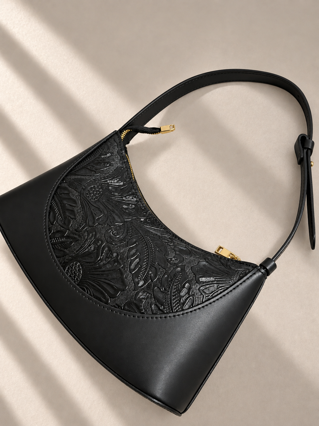 Borsa a Spalla in Vera Pelle Made in Italy con Motivo Floreale in Rilievo e Chiusura Zip