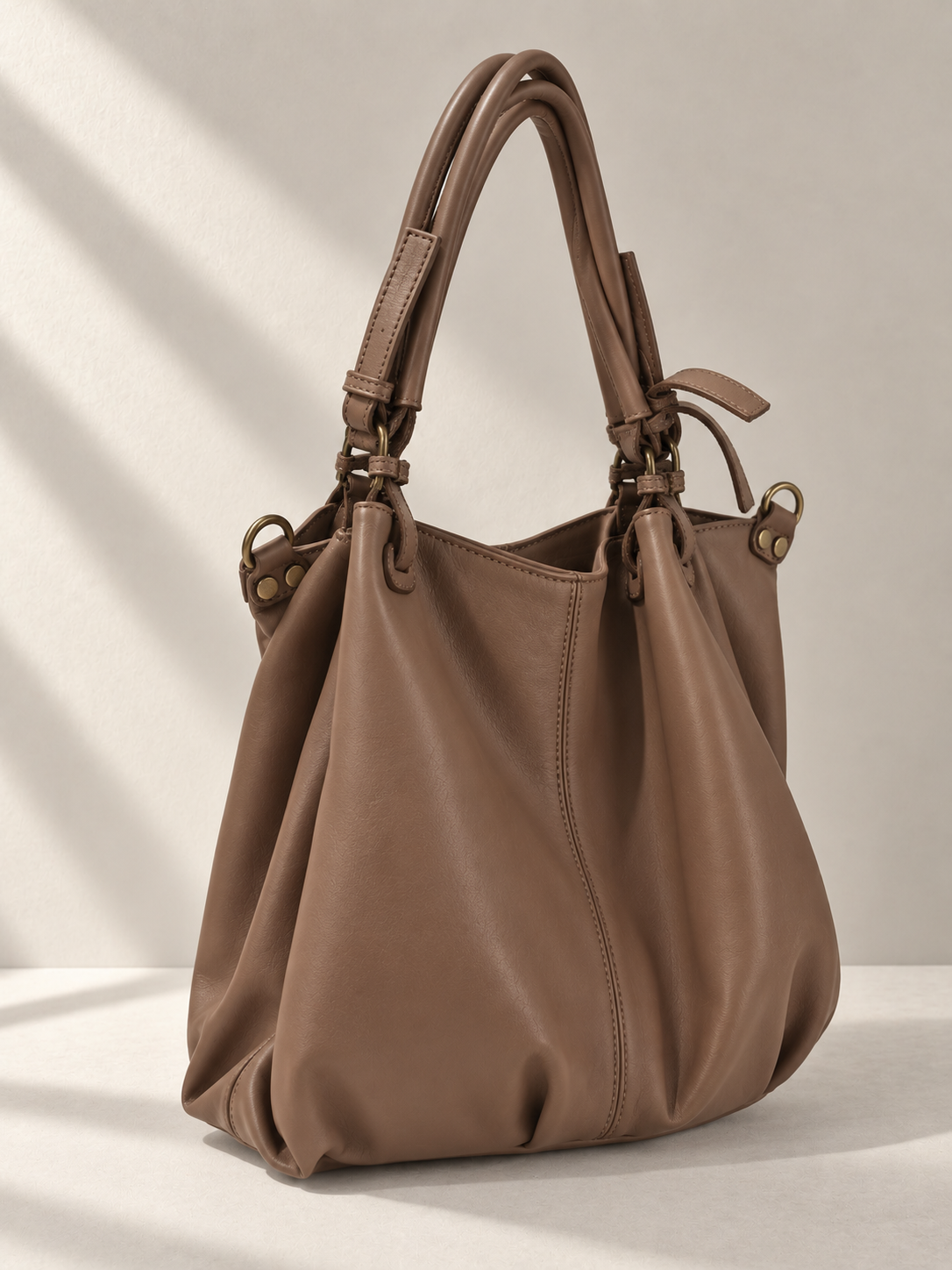 Grande Borsa a Spalla in Morbida Pelle Made in Italy con Manici Regolabili e Tasca Posteriore con Cerniera