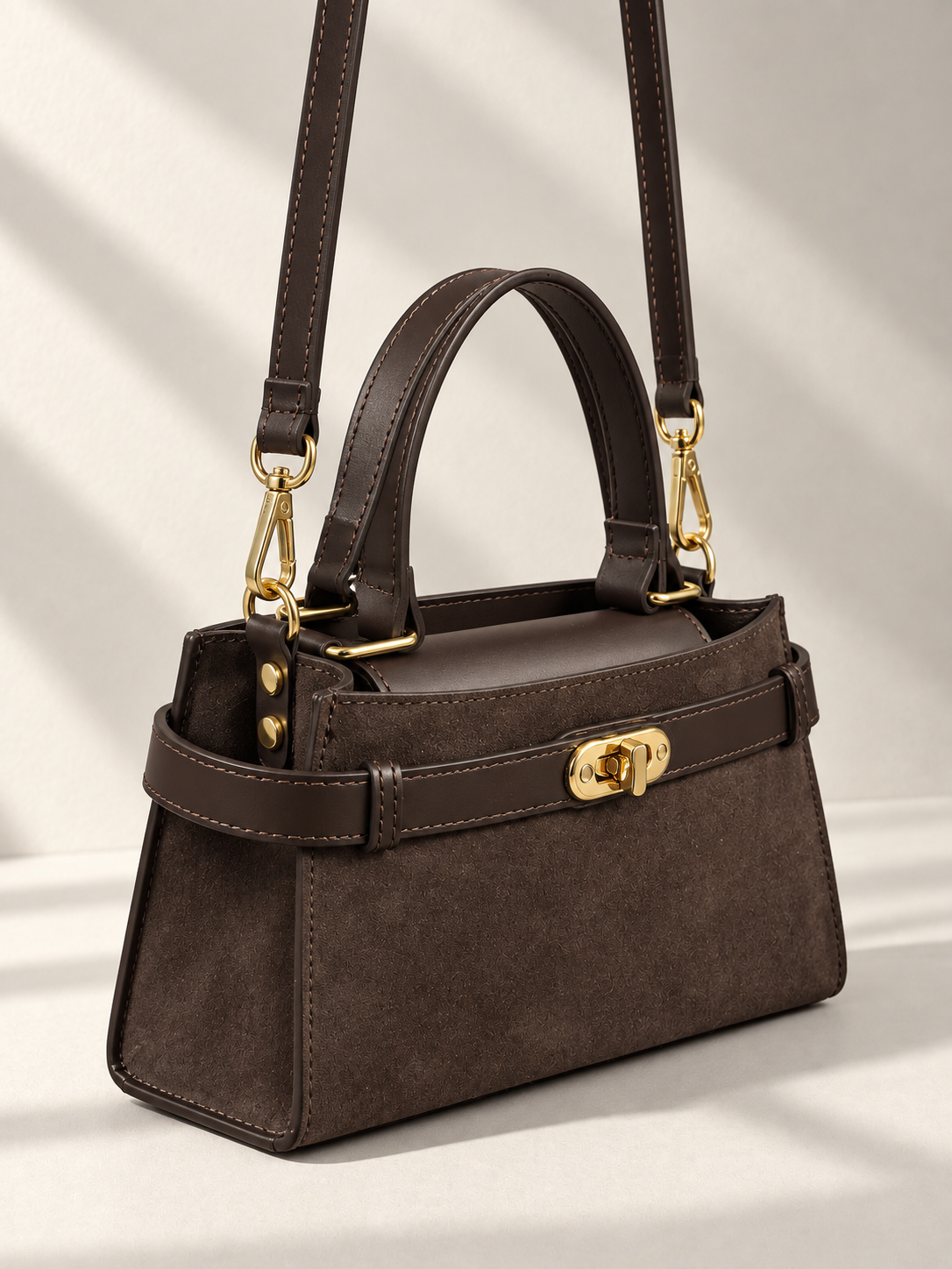 Borsa a Mano Donna in Pelle Marrone con Tracolla Regolabile, Chiusura Gold, Design Elegante e Strutturato