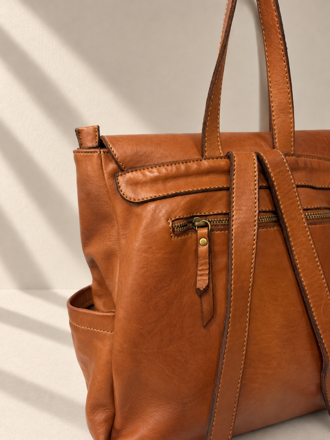 Zaino in Pelle Italiana con Patta e Chiusura con Fibbia, Tasche Laterali e Tasca Posteriore con Cerniera